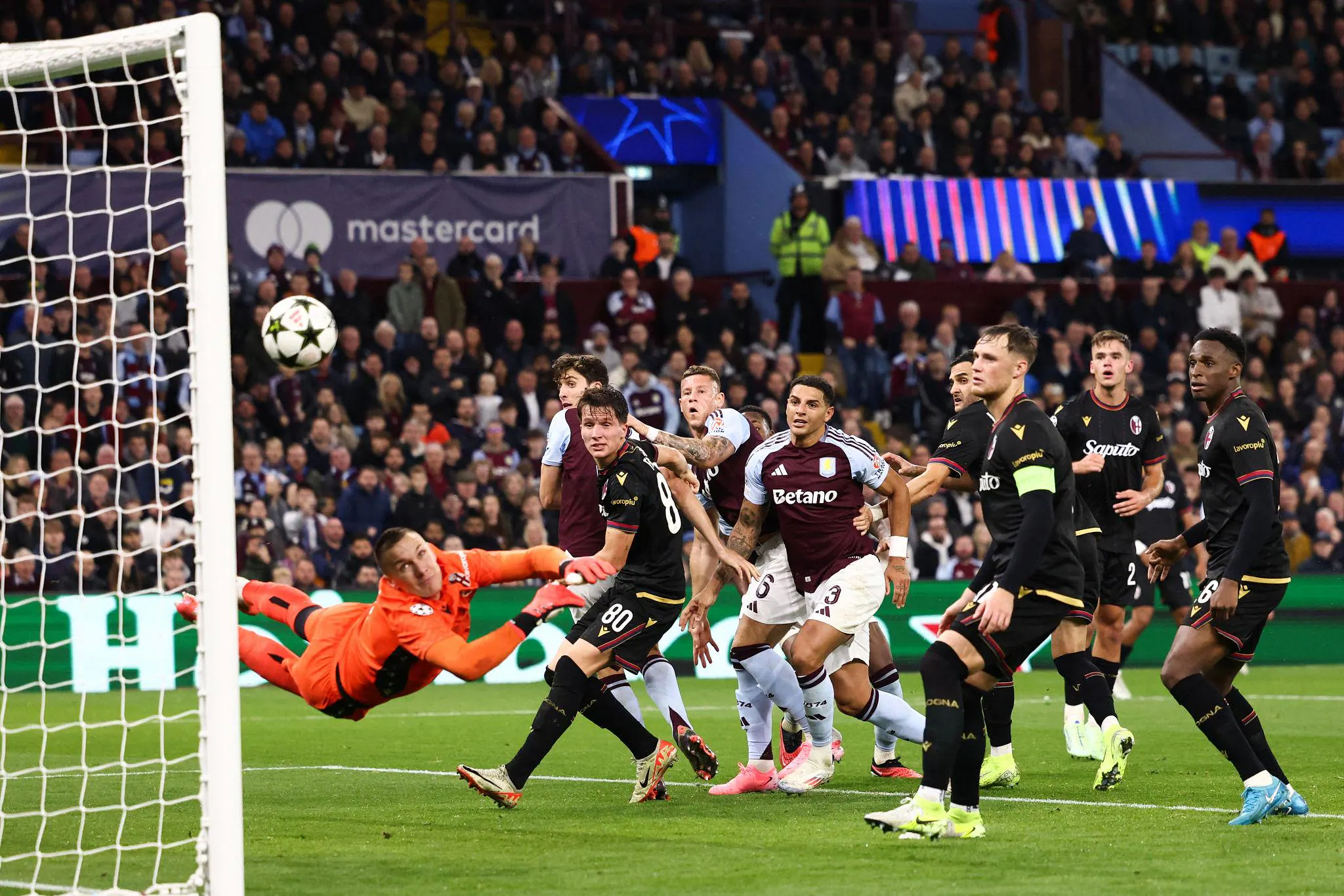 timeline gol Bologna vs Aston Villa sundulan Ezri Konsa liga europa